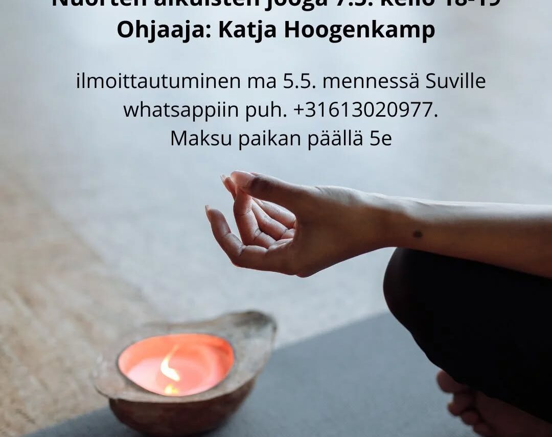 Meditaatioasennossa oleva käsi ja taustalla kynttilä.