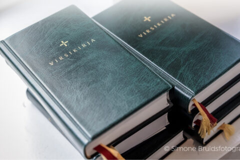 Virsikirjoja pinossa ikkunalaudalla.