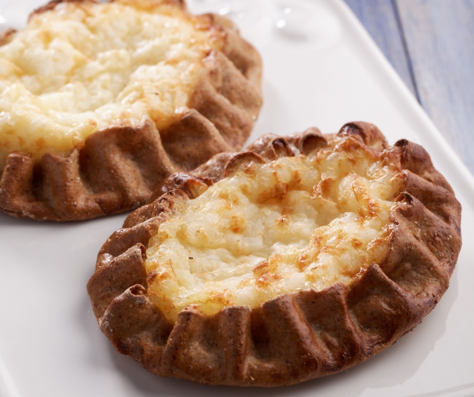 Kaksi karjalanpiirakkaa tarjottimella