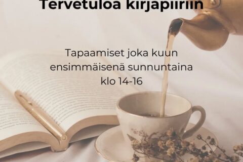 Etualalla kahvia kaadetaan pannusta kuppiin. Taka-alalla avoinna oleva kirja.